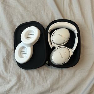 Bose 45 QuietComfort Headphones in white